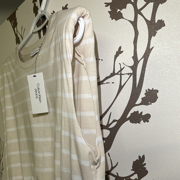 Calvin Klein Jeans Cropped Formal Top with Padded Shoulders NWT $18 PRICE DROP‼️ - Picture 2 of 12